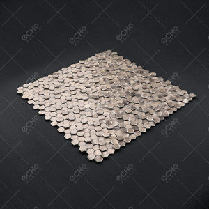 Mosaïque métallique 3D hexagonale en aluminium avec support en maille or rose pour usage hôtelier - Product Image 2
