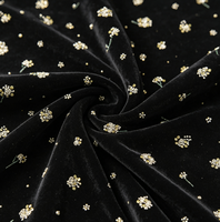 Tissu en velours respirant brodé blanc-vert avec de minuscules perles dorées florales pour robes et tenues vintage