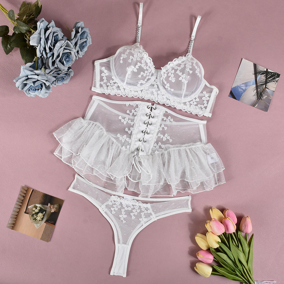 ชุดชั้นในสีขาว