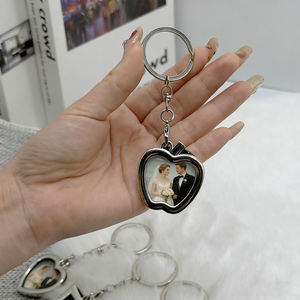 Porte-clés en alliage métallique personnalisés avec cadre photo en forme de cœur/pomme pour cadeaux de mariage et d'amour - Product Image 6