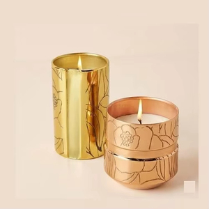 Ensemble de porte-bougies en métal doré de luxe avec pot de bougie parfumée décoratif et finition gravée florale pour la décoration de la maison - Product Image 3