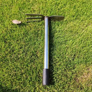 <span class=keywords><strong>Houe</strong></span> de jardin à <span class=keywords><strong>deux</strong></span> têtes et trois <span class=keywords><strong>dents</strong></span> en acier au carbone pour l'entretien des plantes et la culture - Product Image 3