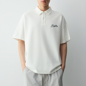 เสื้อโปโลผู้ชายทรงหลวม พิมพ์ลายตัวอักษรสีขาว ผ้าคอตตอนเนื้อหนัก 260GSM ระบายอากาศได้ดี นุ่มสบาย ราคาประหยัด รับทำโลโก้ตามสั่ง - Product Image 1