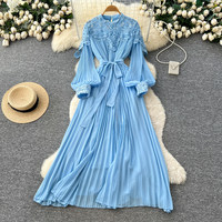 Robe longue plissée élégante pour femme WIWT, en dentelle blanche avec empiècements, col montant, manches lanternes, ceinture, coupe trapèze, décontractée, style maxi