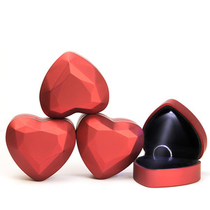 Prix usine personnalisé fiançailles Couple en forme de coeur lumière LED bijoux Mini coeur velours <span class=keywords><strong>vert</strong></span> affichage boîte à bijoux - Product Image 4