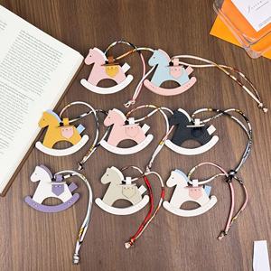 Al por mayor Llavero de lujo de cuero PU hecho a mano con diseño de caballo balancín y pony, accesorio colgante para bolso de mujer - Product Image 2