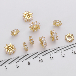 Fournisseurs <span class=keywords><strong>de</strong></span> <span class=keywords><strong>bijoux</strong></span> Yiwu cuivre plaqué or 14K carré Zirconium grand trou roue entretoise <span class=keywords><strong>perles</strong></span> <span class=keywords><strong>pour</strong></span> colliers à faire soi-même fabrication <span class=keywords><strong>de</strong></span> bracelets - Product Image 5