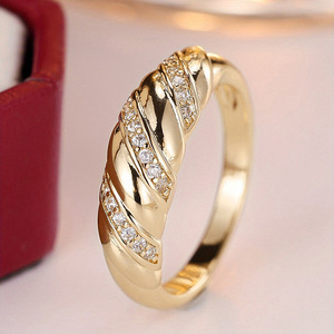 Anello con Design a Corda Intrecciata, Stile Texturizzato per Donne - Product Image 1