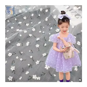 Estampado floral pequeño blanco flocado en tela de organza Tela de organza blanca de poliéster para ventas Muestras gratis