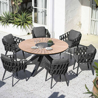 Ensemble de table et chaises de luxe personnalisé pour l'extérieur, idéal pour piscine ou jardin, parfait pour les événements.