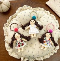 Porte-clés poupée fille en tissu tressé à queue de cheval, cousu main, avec jolie jupe florale, pendentif et breloque de sac polyvalente