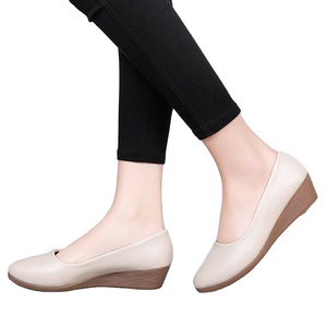 <span class=keywords><strong>Scarpe</strong></span> da lavoro con <span class=keywords><strong>tacco</strong></span> <span class=keywords><strong>medio</strong></span> comode da <span class=keywords><strong>donna</strong></span> autunnali con soletta in PU e ammortizzazione resistente alla luce - Product Image 3