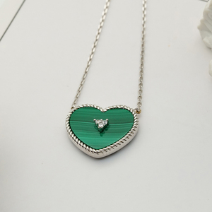 Sofisticado Colgante de Corazón de Oro Sólido de 9K/14K/18K con Acento de Malaquita Verde para Joyería Romántica de Boda - Product Image 2