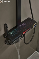 Nouvelle conception : Ensemble de douche multifonctionnel avec écran numérique, touches piano, cascade, massage lombaire, éclairage ciel étoilé et finition blanc bronze.