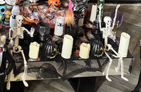 Accessoires de maison hantée pour cimetière d'Halloween 16 pouces Crâne articulé en plastique Décoration de squelette suspendu d'Halloween