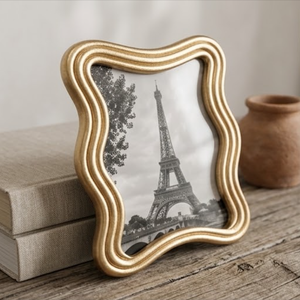 Marco de Fotos CURVES - Marco Moderno Ondulado Dorado con Foto de la Torre Eiffel (16 CM X 19 CM) - Product Image 1