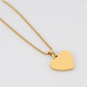 Collana Q693 <span class=keywords><strong>con</strong></span> Iniziale a Cuore in Oro, Placcata in Oro 18K, Delicata Collana Personalizzata <span class=keywords><strong>con</strong></span> Disco a Lettera A-Z, 26 <span class=keywords><strong>Collane</strong></span> <span class=keywords><strong>con</strong></span> Alfabeto - Product Image 4