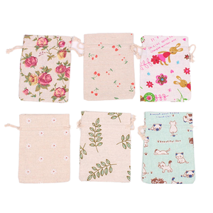ถุงผ้าฝ้ายรีไซเคิลขนาด 10x14 นิ้ว ลายปักดอกกุหลาบ ปิดด้วยเชือกผูก  รับผลิตแบบ OEM พร้อมตัวเลือกสกรีนโลโก้แบรนด์ สำหรับใส่ต่างหู - Product Image 1