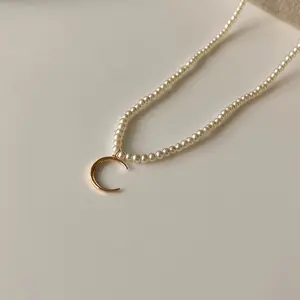 Date Vente Chaude Conception Simple Doux Mignon Grande Lune Forme Pendentif Partie Accessoires Blanc Perle De Luxe Chaîne Collier