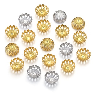 Capuchons de perles en forme de fleur 12 mm |   Entretoise en acier inoxydable plaqué or PVD 18 carats motif pétale ajouré pour la fabrication de bijoux DIY (bracelets et colliers) - Product Image 3