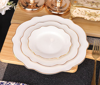 Assiette à dîner en porcelaine de luxe, forme florale irrégulière, décorative pour table de mariage, bord doré, vaisselle en céramique