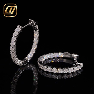 Boucles d'oreilles créoles classiques en moissanite plaquées or, taille brillant rond, sertissage en canal, luxe, pour femme, usage quotidien - Product Image 2