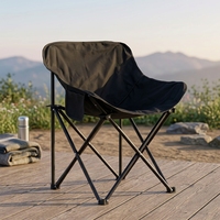 Chaise longue pliante d'extérieur avec siège en tissu, structure à jambes croisées, dossier haut et poche de rangement