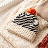 Bonnet en tricot à pompon rayé et à revers, doux et tendance pour l'hiver, pour femmes