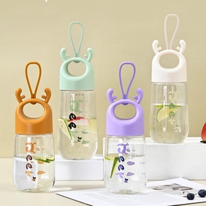 Botella de agua de plástico deportiva unisex de 570ml con filtro ecológico para volver a la escuela - Product Image 1