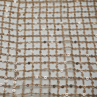 Tissu en dentelle de maille à sequins noirs brillants en polyester écologique et durable de Shaoxing, Chine, idéal pour les tenues de soirée et les vêtements féminins.