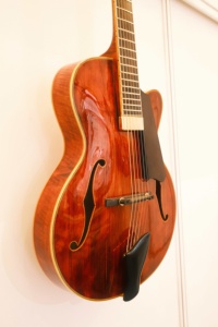 Chitarra Elettrica <span class=keywords><strong>Jazz</strong></span> Yunzhi YZ-19NYL Artigianale da 15 Pollici a 6 Corde, Corpo Scavato in Acero Fiammato, Top in Abete Anticato, Tastiera in Ebano Marrone - Product Image 6
