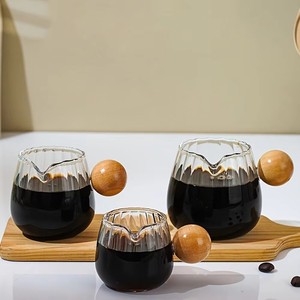 Pichet à lait <span class=keywords><strong>mini</strong></span> en verre borosilicate côtelé résistant à la chaleur, tendance et de qualité supérieure, avec poignée en bois, pour l'art du café expresso - Product Image 1