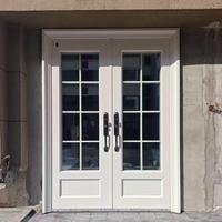 Porte en aluminium à battants moderne personnalisée avec double vitrage, surface finie, caractéristiques de sécurité pour appartement et villa
