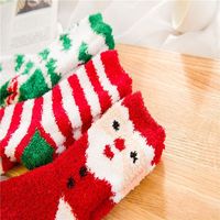 Chaussettes de Noël à rayures floues en velours polaire corail pour femmes avec logo personnalisé Chaussettes d'intérieur confortables pour l'hiver pour femmes