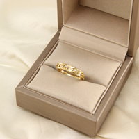 Bague unisexe tendance en acier inoxydable plaqué or 14 carats PVD avec zircon creux, hypoallergénique, idéale pour mariage, fiançailles ou comme cadeau.