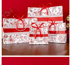 Sacs cadeaux floraux rouges élégants en papier avec poignée en ruban, 4 tailles, pour anniversaires, mariages, festivals, achats en gros, magasins - Product Image 4