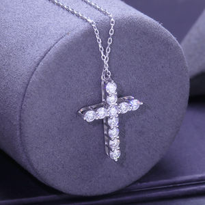 Collier de bijouterie en or blanc plaqué 14 carats avec pendentif croix en moissanite de 2,5 mm - Product Image 2