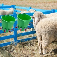 Seau d'alimentation en lait d'agneau en plastique vert 8L Bouteille d'alimentation pour animaux de ferme de haute capacité avec plusieurs mamelons pour bovins, moutons, chèvres et porcs