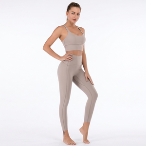 Conjunto de Yoga para Mujer Color Taupe, Sujetador Deportivo Largo con Tirantes Cruzados en la Espalda y Pantalones Cortos de Cintura Media con Banda en V, Ropa Deportiva Transpirable para Gimnasio y Fitness - Product Image 1