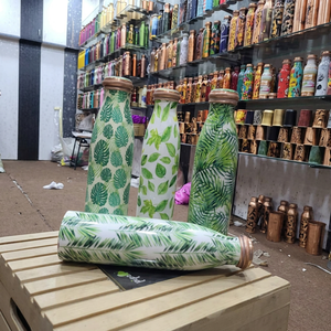 Bouteille d'eau en cuivre imprimée feuilles tropicales, gourde ayurvédique design, réutilisable, pour le bien-être - Product Image 1