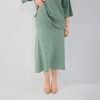 Ensemble tricoté 2 pièces vert sauge pour femmes grandes tailles : haut ample à col rond et manches évasées côtelées, jupe midi fendue sur le côté