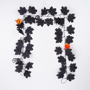 Guirnalda de hojas de arce artificiales de Halloween, hojas negras con calabazas y manos de esqueleto para decoración del hogar y uso en exteriores. - Product Image 2