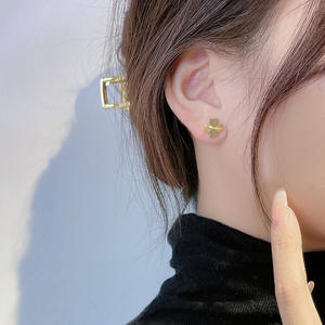 Nuevo Juego de Collar y Aretes de Acero de Titanio con Baño de Oro de 18k, Diseño de Trébol y Flor, en Oferta - Product Image 2