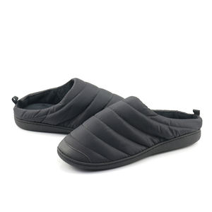 Sabots d'intérieur confortables et antidérapants pour hommes, imperméables, doublés en coton polaire noir matelassé, mules chaudes d'hiver pour le camping - Product Image 2