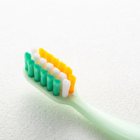 Brosse à dents manuelle populaire à poignée confortable et fermeté moyenne pour l'hygiène bucco-dentaire à domicile et les soins quotidiens de nettoyage des dents