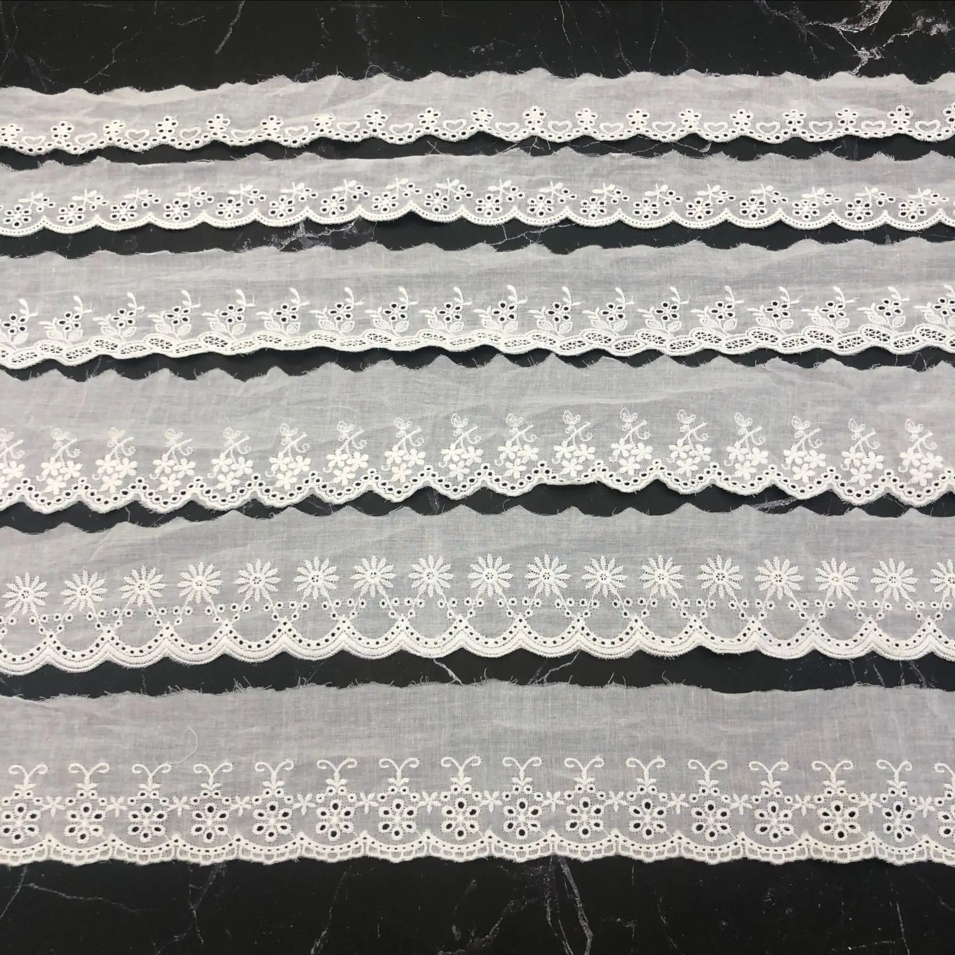 Fabrika özelleştirilmiş polyester dikiş dantel nakış giysi ribete de encaje suda çözünür beyaz dantel elbise için trim