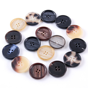 <span class=keywords><strong>Bottoni</strong></span> Classici Rotondi in Resina a 4 Fori con Motivo Marmorizzato Effetto Corno per Cappotti e Giacche da <span class=keywords><strong>Uomo</strong></span> e Donna - Product Image 2