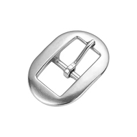 Boucles en acier inoxydable moulées avec précision, forme ovale arrondie, la courbure de la boucle s'adapte à la position des trous du sangle.