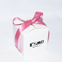 Boîte fantaisie blanche, petites commandes acceptées, possibilité d'imprimer le nom et la date argentés sur une boîte cadeau carrée en carton pour chocolats de mariage