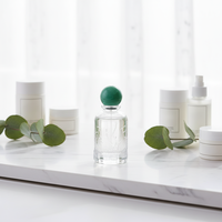 Flacon de parfum en verre transparent haut de gamme de 100 ml, rond, avec motif cerf en relief, pulvérisateur à sertir à ouverture retardée et bouchon à bille